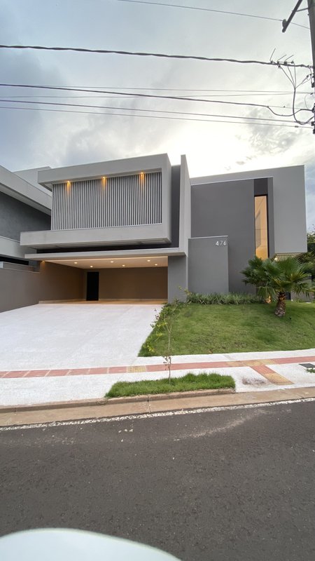 Sobrado de luxo em condomínio! Rua imperador, Campo Grande - 