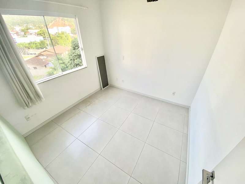 APARTAMENTO SEMI-MOBILIADO   COM 2 DORMITÓRIOS NO BAIRRO SANTA TEREZINHA - Brusque - 
