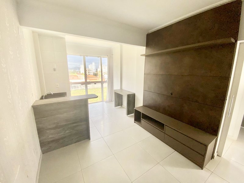 APARTAMENTO SEMI-MOBILIADO   COM 2 DORMITÓRIOS NO BAIRRO SANTA TEREZINHA - Brusque - 