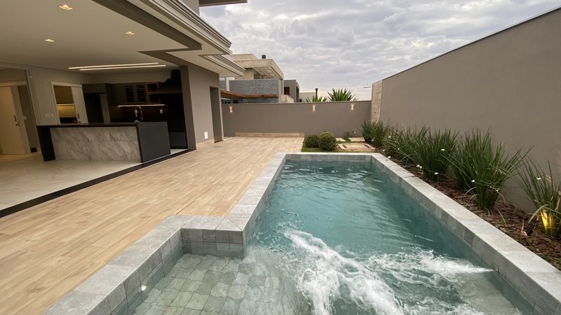 ? Luxuosa Residência em Condomínio Fechado - Uma Oportunidade Única! Rua Domingos Martinez Campo Grande - 