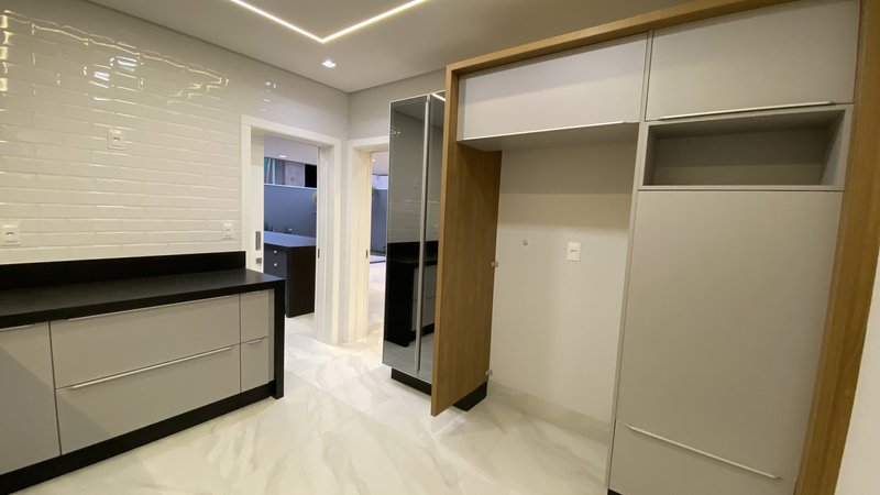 ? Luxuosa Residência em Condomínio Fechado - Uma Oportunidade Única! Rua Domingos Martinez Campo Grande - 