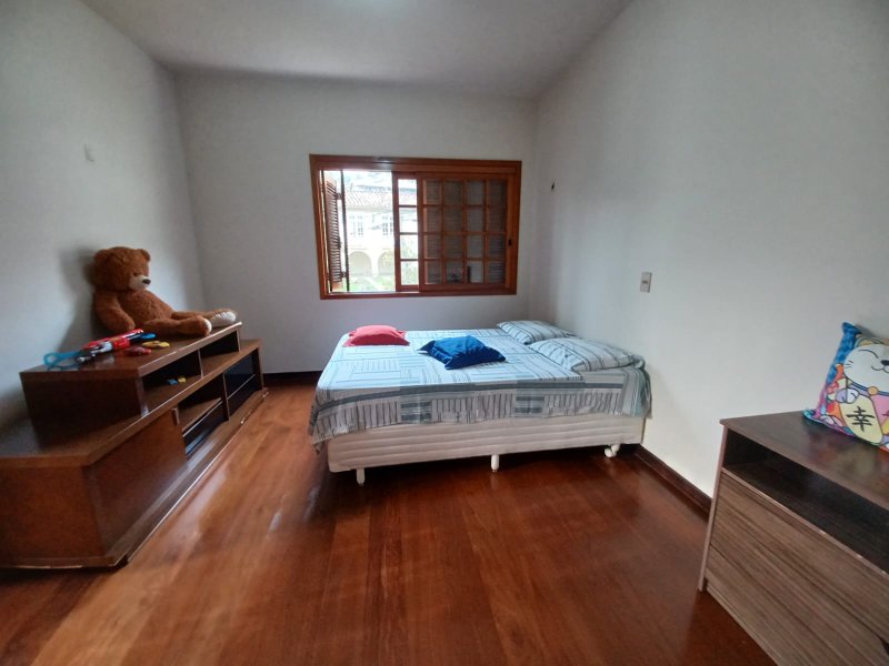 Trata - se de uma Casa no Residencial 10 com 320m² 4 dormitórios sendo 2 suítes e 4 vagas Avenida Bom Pastor Santana de Parnaíba - 