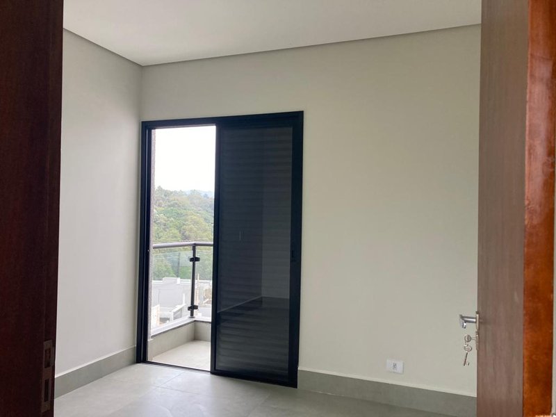 Trata - se de uma Casa no Nova Jaguari com 163m² com 2 dormitórios, suite e 2 vagas; Estrada Jaguari Santana de Parnaíba - 