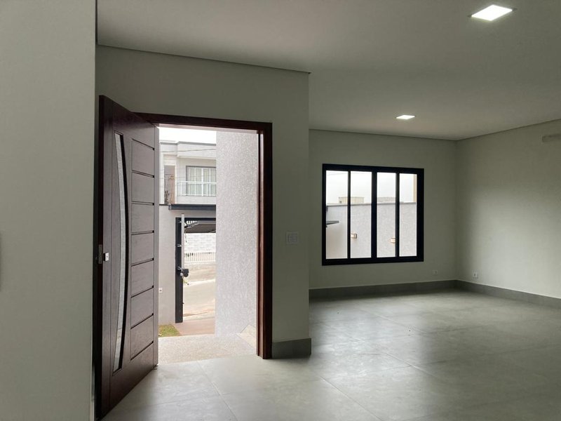 Trata - se de uma Casa no Nova Jaguari com 163m² com 2 dormitórios, suite e 2 vagas; Estrada Jaguari Santana de Parnaíba - 