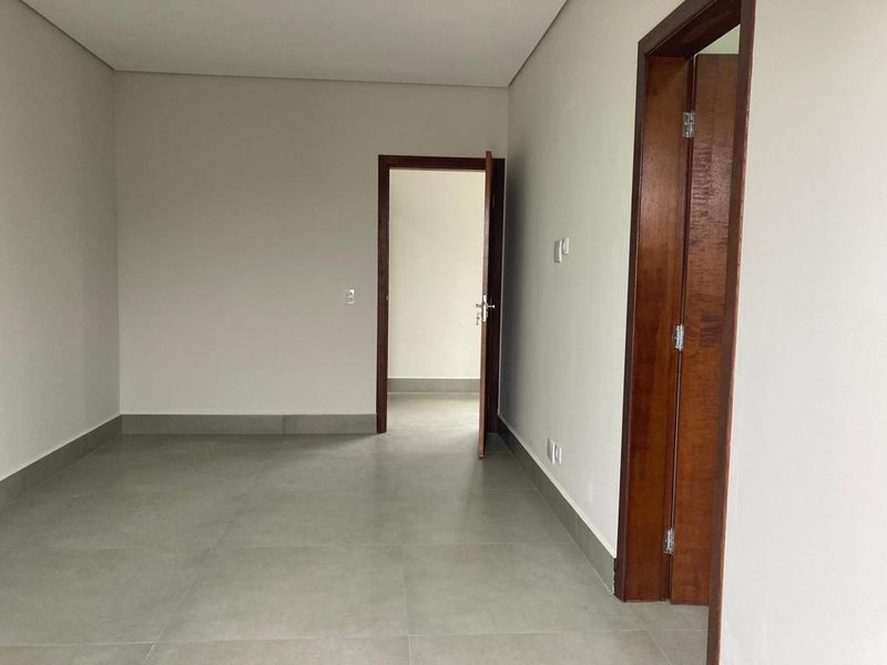 Trata - se de uma Casa no Nova Jaguari com 163m² com 2 dormitórios, suite e 2 vagas; Estrada Jaguari Santana de Parnaíba - 