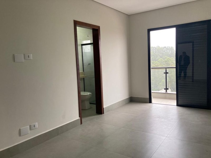 Trata - se de uma Casa no Nova Jaguari com 163m² com 2 dormitórios, suite e 2 vagas; Estrada Jaguari Santana de Parnaíba - 