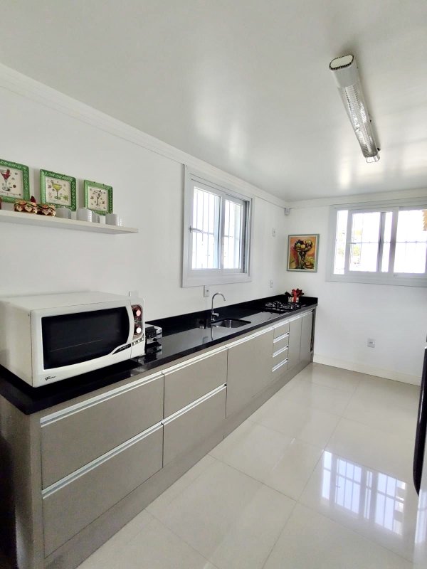 SOBRADO EM CONDOMÍNIO - 120M2 - 3 DORM - SUÍTE - 2 VAGAS Rua da Tulipa Capão da Canoa - 