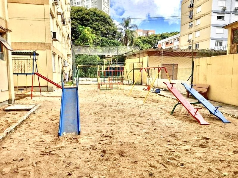 R$ 215.000 - OPORTUNIDADE - APARTAMENTO - 55M2 - 2 DORMITÓRIOS - ANDAR ALTO Rua Albion Porto Alegre - 
