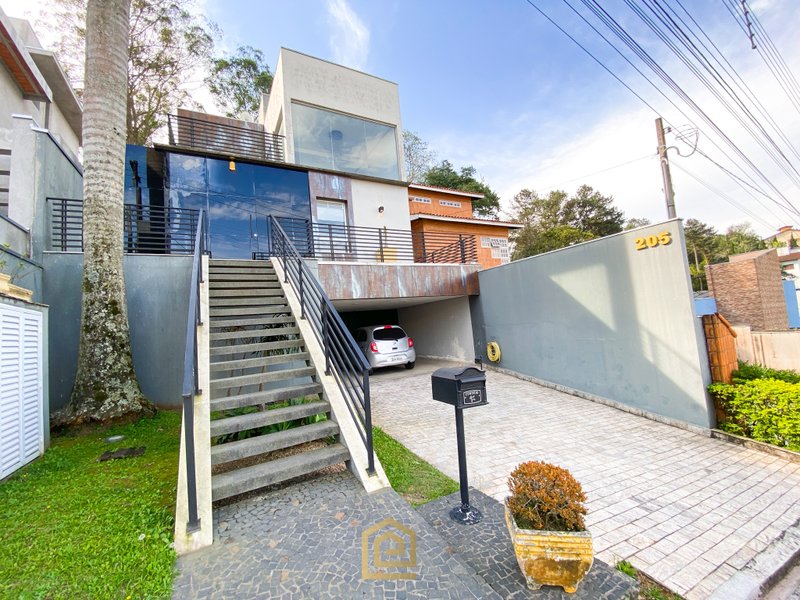 Casa contemporânea Rodovia Alberto Hinoto Arujá - 