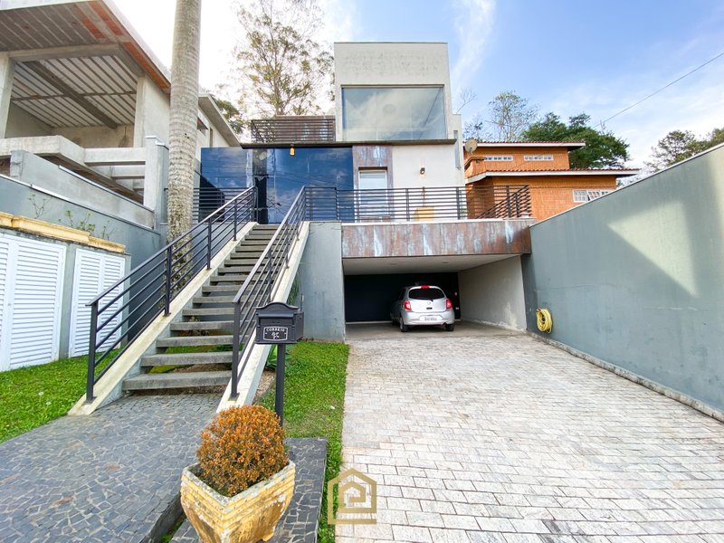 Casa contemporânea Rodovia Alberto Hinoto Arujá - 