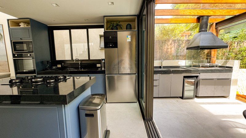 Casa em Condomínio com 4 Suítes e Piscina Privativa na Praia de Juquehy - LOCAÇÃO E VENDA  São Sebastião - 