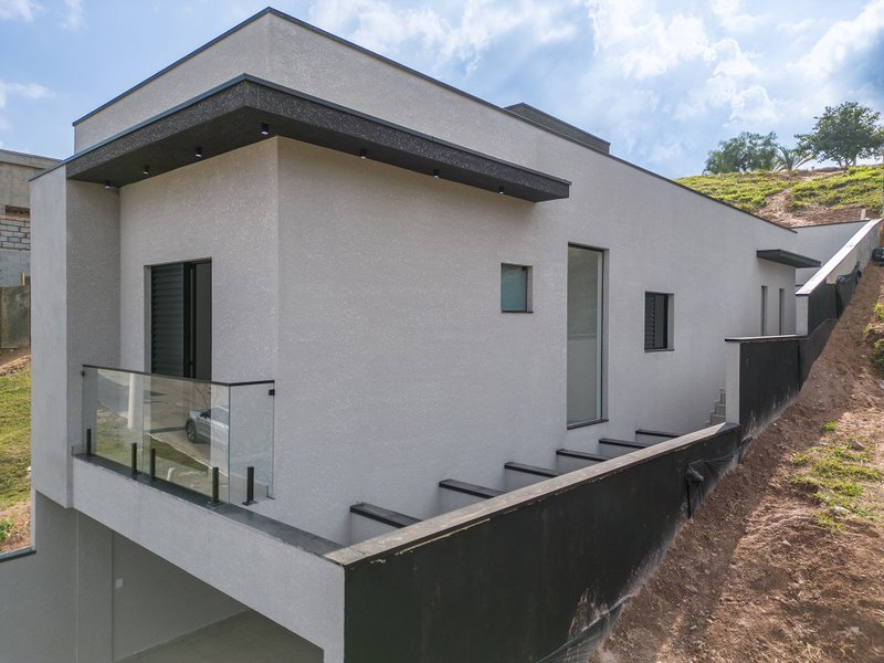 Trata - se de uma Casa no Nova Jaguari com 120m² com 3 dormitórios com suíte e 4 vagas;  Santana de Parnaíba - 