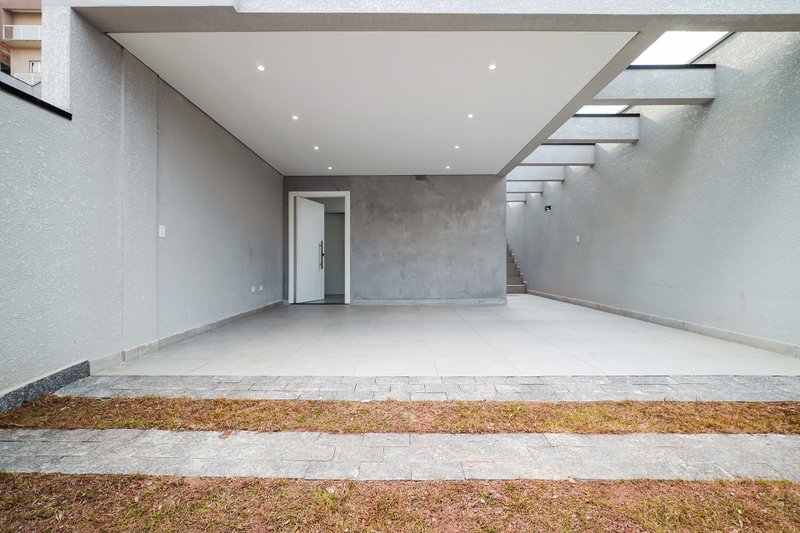 Trata - se de uma Casa no Nova Jaguari com 120m² com 3 dormitórios com suíte e 4 vagas;  Santana de Parnaíba - 