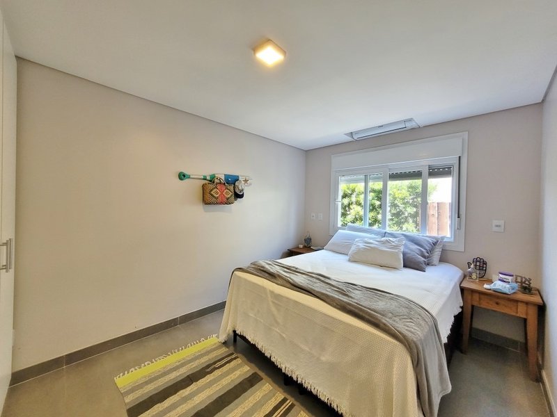 R$ 1.990.000 - MAGNÍFICA CASA ESQUINA - VISTA LAGO - 220M2 - 4 DORM (3 SUÍTES) - 2 VAGAS Avenida Paraguassu  Xangri-lá - 