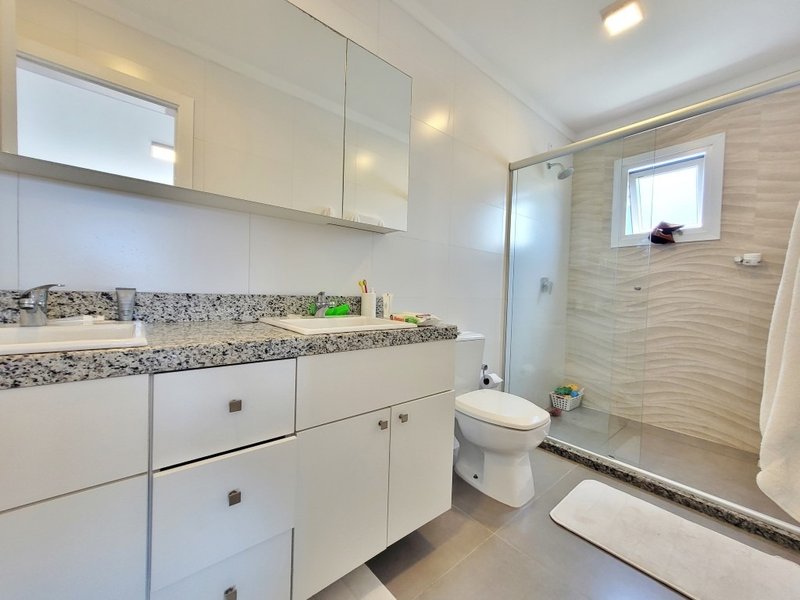 R$ 1.990.000 - MAGNÍFICA CASA ESQUINA - VISTA LAGO - 220M2 - 4 DORM (3 SUÍTES) - 2 VAGAS Avenida Paraguassu  Xangri-lá - 