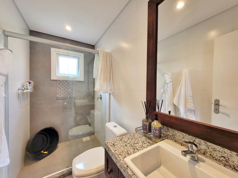 R$ 1.990.000 - MAGNÍFICA CASA ESQUINA - VISTA LAGO - 220M2 - 4 DORM (3 SUÍTES) - 2 VAGAS Avenida Paraguassu  Xangri-lá - 