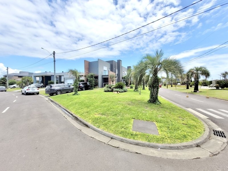R$ 1.990.000 - MAGNÍFICA CASA ESQUINA - VISTA LAGO - 220M2 - 4 DORM (3 SUÍTES) - 2 VAGAS Avenida Paraguassu  Xangri-lá - 