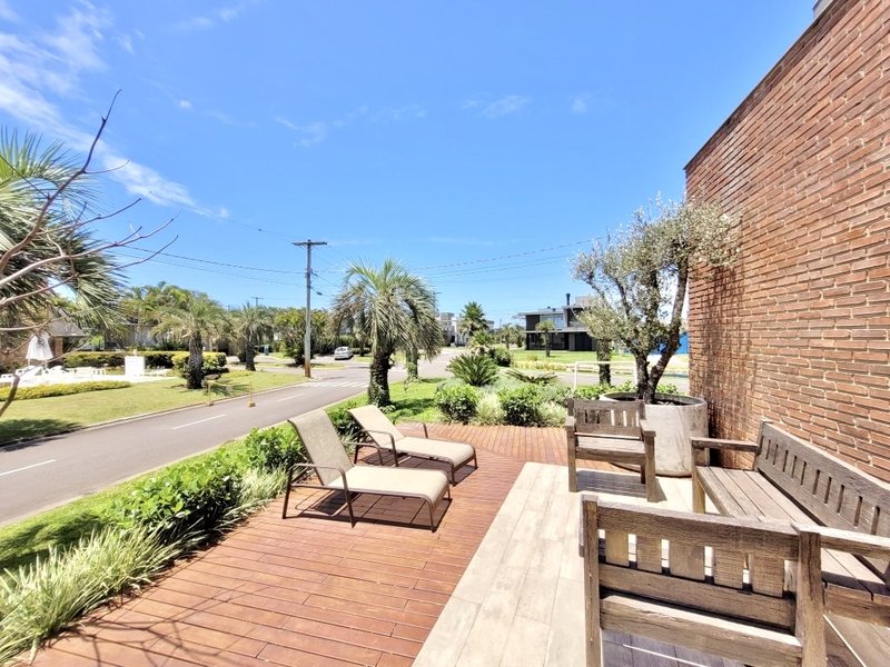 R$ 1.990.000 - MAGNÍFICA CASA ESQUINA - VISTA LAGO - 220M2 - 4 DORM (3 SUÍTES) - 2 VAGAS Avenida Paraguassu  Xangri-lá - 