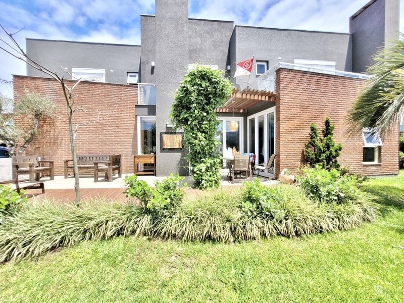 R$ 1.990.000 - MAGNÍFICA CASA ESQUINA - VISTA LAGO - 220M2 - 4 DORM (3 SUÍTES) - 2 VAGAS Avenida Paraguassu  Xangri-lá - 
