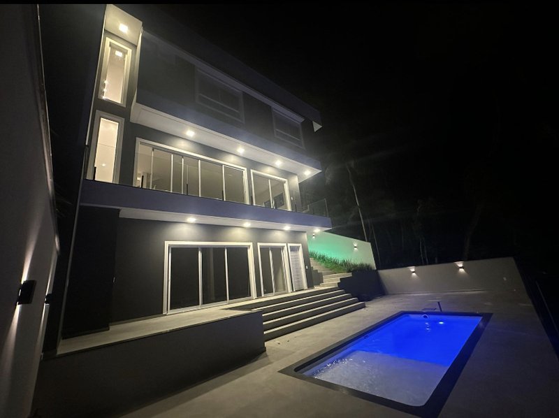 CASA DE ALTO PADRÃO COM 3 SUÍTES NO BAIRRO SOUZA CRUZ - Brusque - 
