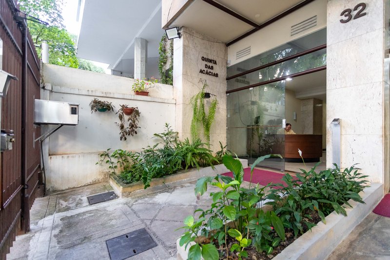Pertinho dos jardins da Casa Firjan: 2 quartos, suíte, varanda, dependências e garagem! Rua Paulo Barreto Rio de Janeiro - 