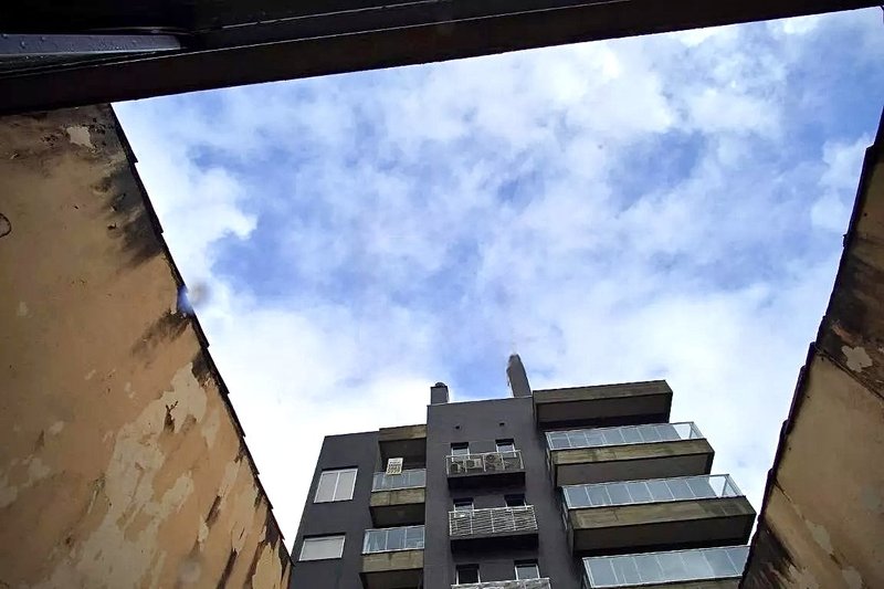 R$ 290.000 - ÓTIMA LOCALIZAÇÃO - APARTAMENTO REFORMADO - 41M2 - 1 DORM - 1 VAGA Rua Eça de Queiroz Porto Alegre - 