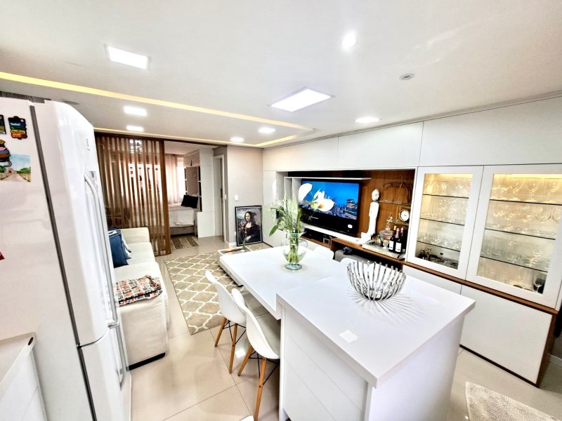 R$ 299.000 - EXCELENTE STUDIO - TOTALMENTE MOBILIADO - 44M2 - 1 VAGA - ÓTIMA LOCALIZAÇÃO - Porto Alegre - 