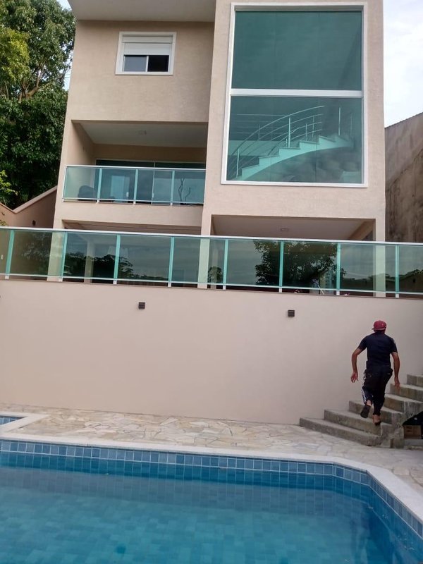 Casa a venda com 300m² com 3 dormitórios, suíte e 4 vagas na Granja Viana;  Carapicuíba - 