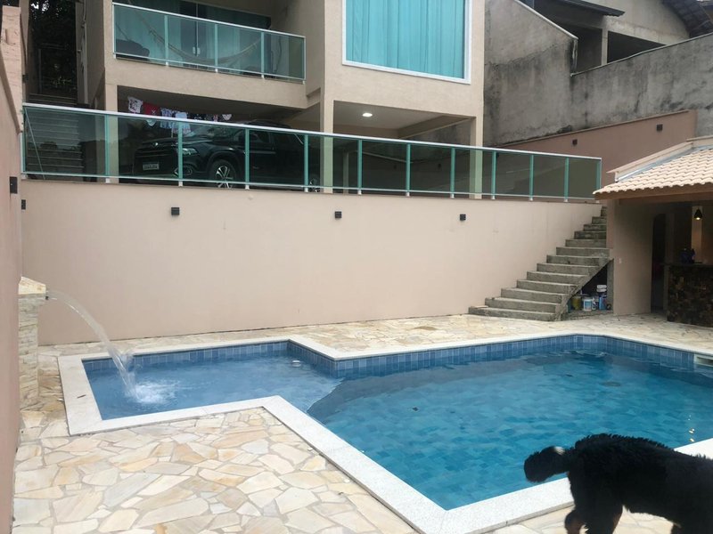 Casa a venda com 300m² com 3 dormitórios, suíte e 4 vagas na Granja Viana;  Carapicuíba - 