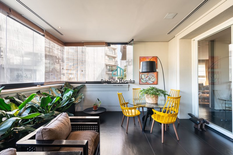 Belíssimo apartamento localizado numa das ruas mais elegantes e desejadas do Jardim Europa  São Paulo - 