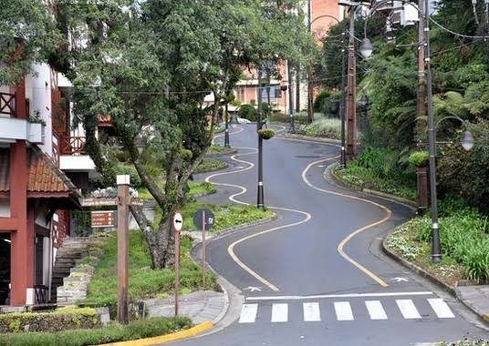 R$ 1.790.000 - RUA TORTA - LINDA COBERTURA - 188M2 - MOBILIADA - 3 DORM - 2 VAGAS Avenida Borges de Medeiros Gramado - 