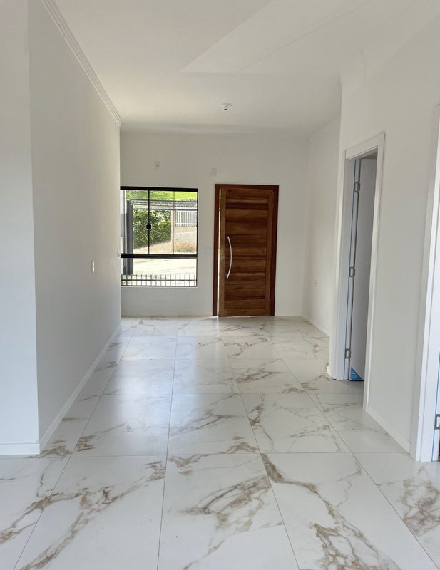 CASA BAIXA COM 1 SUÍTE MAIS 2 DORMITÓRIOS NO BAIRRO ÁGUAS CLARAS - Brusque - 