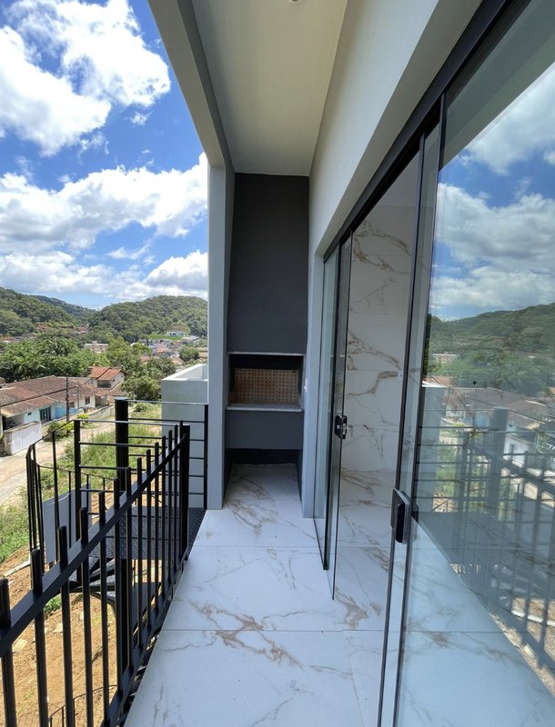 CASA BAIXA COM 1 SUÍTE MAIS 2 DORMITÓRIOS NO BAIRRO ÁGUAS CLARAS - Brusque - 