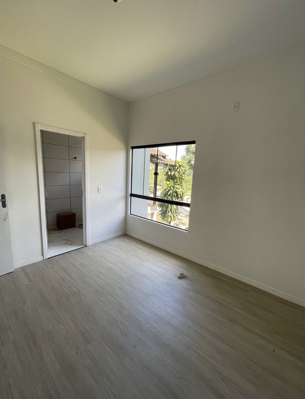 CASA BAIXA COM 1 SUÍTE MAIS 2 DORMITÓRIOS NO BAIRRO ÁGUAS CLARAS - Brusque - 
