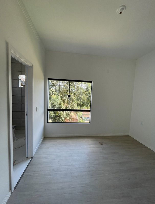 CASA BAIXA COM 1 SUÍTE MAIS 2 DORMITÓRIOS NO BAIRRO ÁGUAS CLARAS - Brusque - 