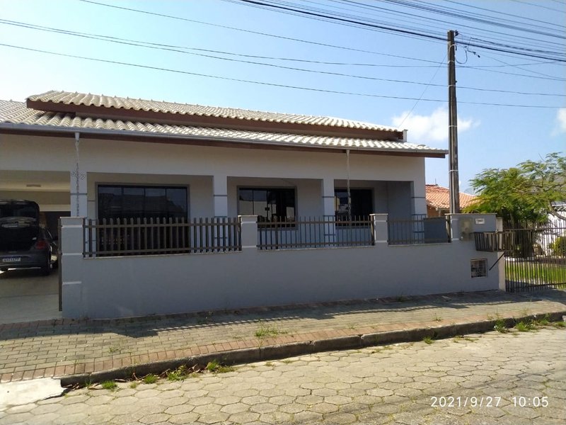 Casa localizada em Penha cidade do Beto Carrero World  SC Rua Antõnio Floriano Flores Penha - 
