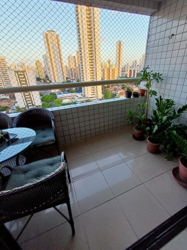 115m². 3 quartos (1 ste). 2 vagas de garagem livres e cobertas. Andar alto Rua Padre Landim Recife - 