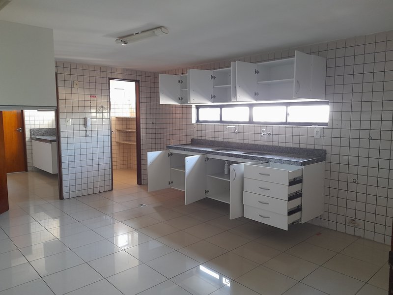 Apartamento em Manaira com 220 mts2. 4 Suites, 2 Varandas, 3 Vagas de Garagem, 1 por andar  João Pessoa - 