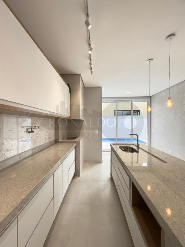 Casa em Condomínio Fechado em Boituva, com 3 Suítes, Ambientes Integrados e Área Gourmet - Boituva - 