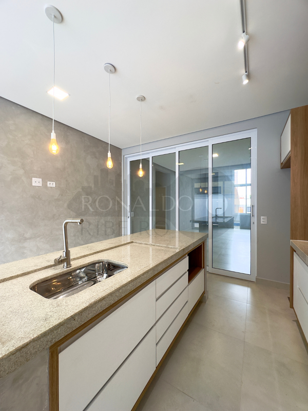 Casa em Condomínio Fechado em Boituva, com 3 Suítes, Ambientes Integrados e Área Gourmet - Boituva - 