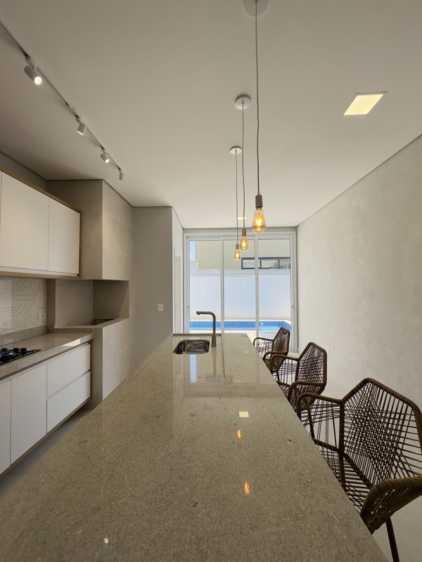 Casa em Condomínio Fechado em Boituva, com 3 Suítes, Ambientes Integrados e Área Gourmet - Boituva - 