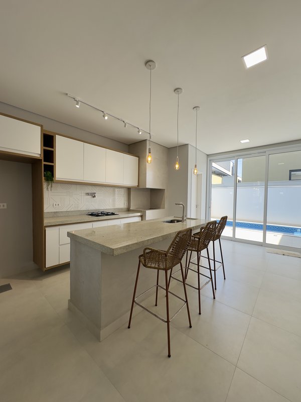 Casa em Condomínio Fechado em Boituva, com 3 Suítes, Ambientes Integrados e Área Gourmet - Boituva - 