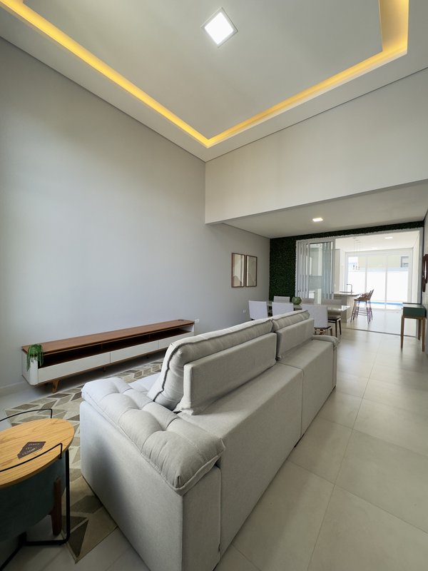 Casa em Condomínio Fechado em Boituva, com 3 Suítes, Ambientes Integrados e Área Gourmet - Boituva - 