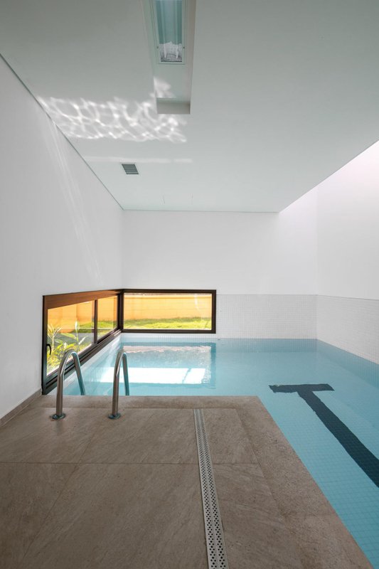 Lote Declive com 692 m² no Condomínio Alphaville Jundiaí II Av. Engenheiro Tasso Pinheiro Jundiaí - piscina-coberta-alphaville-jundiai-2