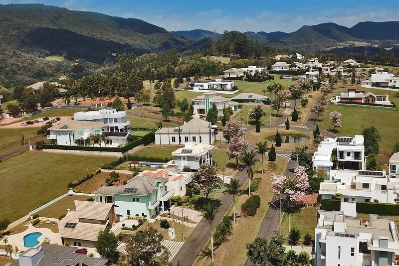 Casa condomínio de alto padrão, 04 suítes e 08 vagas de garagem em Cabreúva-SP - Cabreuva - 